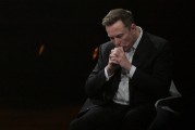 梦见洗手特斯拉股价收涨超3%：特朗普无意沟通，马斯克父亲劝儿子低头
